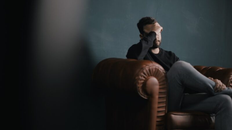 Depressão e ansiedade dão direito a benefício no INSS? Entenda como proteger sua saúde e seu bolso